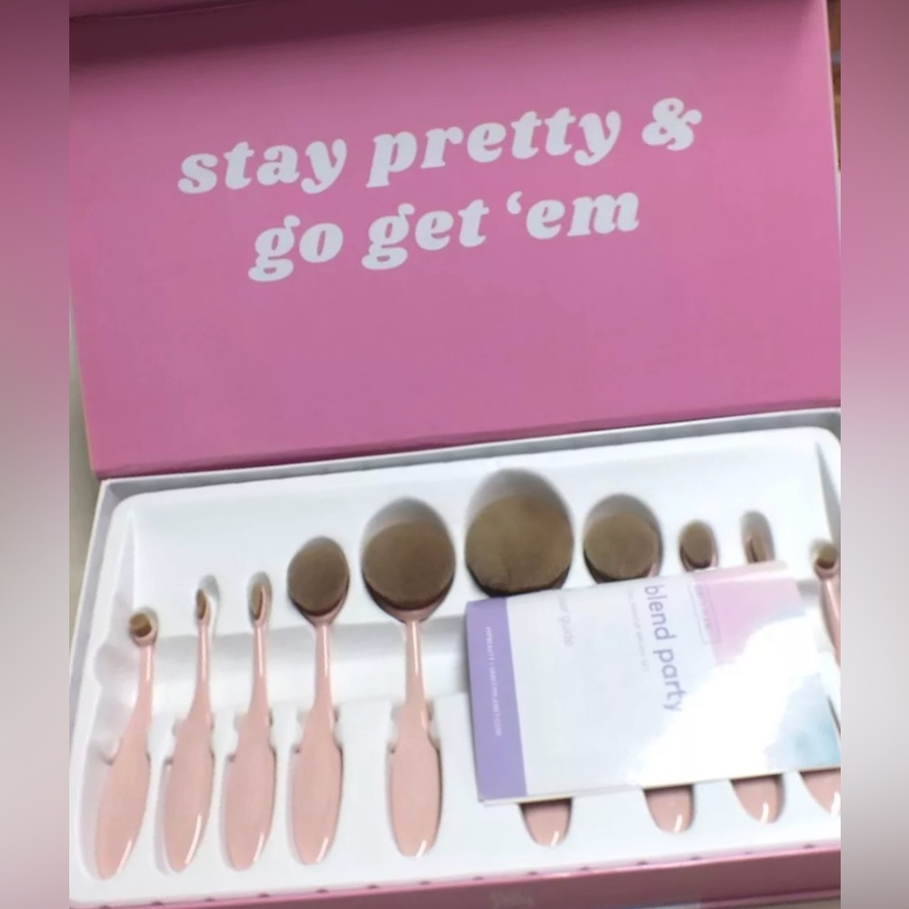 Vanity Planet Blend Party - Oval Makeup Brush Kit - Pucker-up Pink